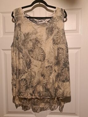 Lace-Overlay Sleeveless Camisole in Cream and Gray